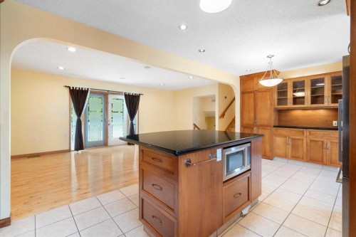 2712 Conrad Drive Nw, Calgary, AB - Indoor Photo Showing Kitchen