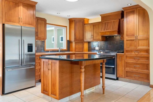 2712 Conrad Drive Nw, Calgary, AB - Indoor Photo Showing Kitchen