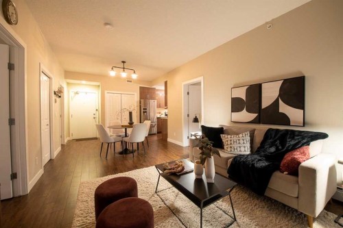 403-607 17 Avenue Nw, Calgary, AB - Indoor Photo Showing Living Room