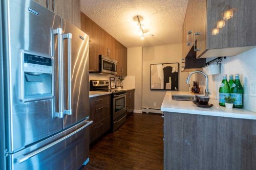 403-607 17 Avenue Nw, Calgary, AB - Indoor Photo Showing Kitchen With Upgraded Kitchen