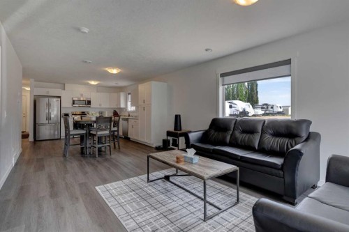 320 Whispering Way, Vulcan, AB - Indoor Photo Showing Living Room