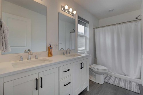 320 Whispering Way, Vulcan, AB - Indoor Photo Showing Bathroom