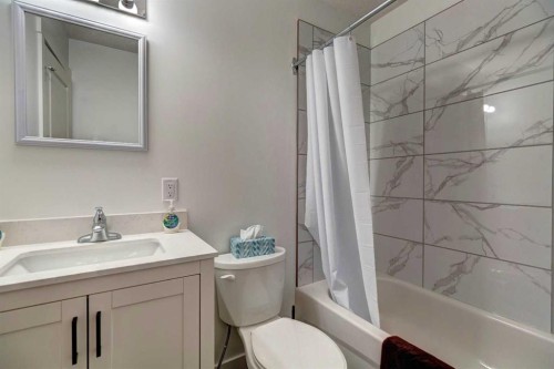 320 Whispering Way, Vulcan, AB - Indoor Photo Showing Bathroom
