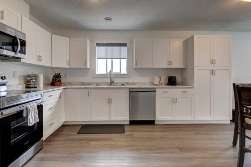 320 Whispering Way, Vulcan, AB - Indoor Photo Showing Kitchen