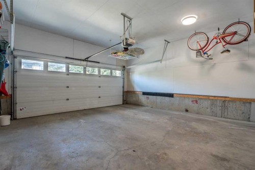 31 Mt Aberdeen Grove Se, Calgary, AB - Indoor Photo Showing Garage