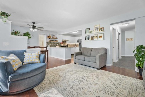 31 Mt Aberdeen Grove Se, Calgary, AB - Indoor Photo Showing Living Room