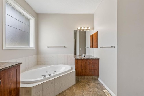 48 Rockywood Circle Nw, Calgary, AB - Indoor Photo Showing Bathroom