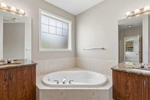 48 Rockywood Circle Nw, Calgary, AB - Indoor Photo Showing Bathroom