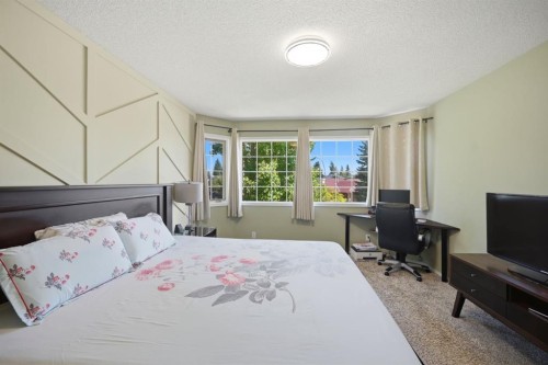 138 Shannon Hill Sw, Calgary, AB - Indoor Photo Showing Bedroom