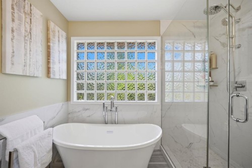 138 Shannon Hill Sw, Calgary, AB - Indoor Photo Showing Bathroom