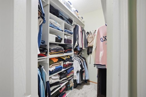 138 Shannon Hill Sw, Calgary, AB - Indoor With Storage