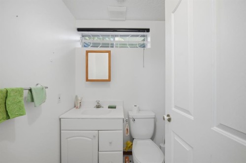 138 Shannon Hill Sw, Calgary, AB - Indoor Photo Showing Bathroom