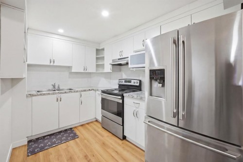 138 Shannon Hill Sw, Calgary, AB - Indoor Photo Showing Kitchen With Double Sink With Upgraded Kitchen