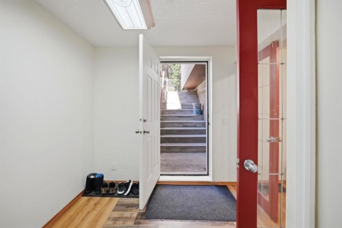 138 Shannon Hill Sw, Calgary, AB - Indoor Photo Showing Other Room