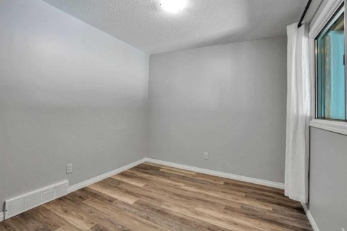 3257 32A Avenue Se, Calgary, AB - Indoor Photo Showing Other Room