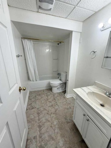 3257 32A Avenue Se, Calgary, AB - Indoor Photo Showing Bathroom