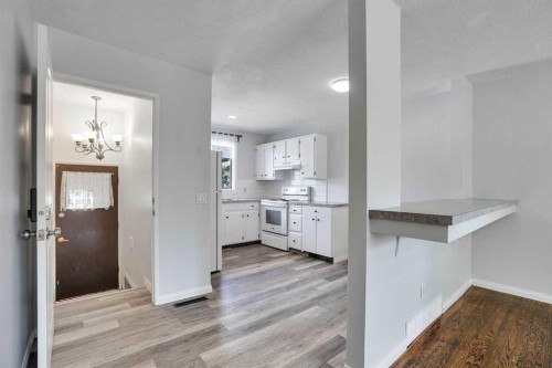 3257 32A Avenue Se, Calgary, AB - Indoor