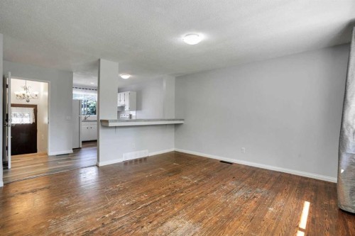 3257 32A Avenue Se, Calgary, AB - Indoor Photo Showing Other Room