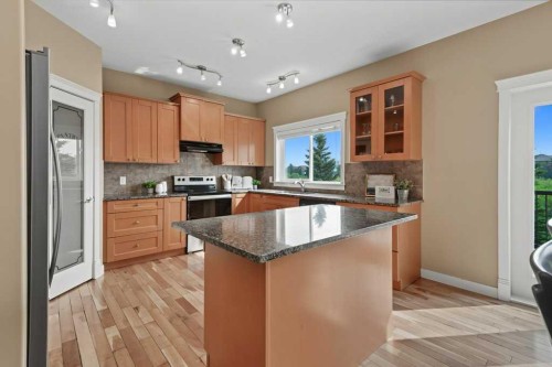 35 Hillcrest Boulevard, Strathmore, AB - Indoor Photo Showing Kitchen With Stainless Steel Kitchen