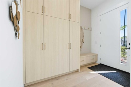 2412 1 Avenue Nw, Calgary, AB - Indoor Photo Showing Other Room