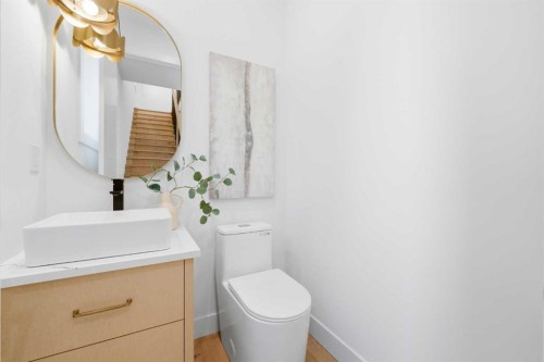 2412 1 Avenue Nw, Calgary, AB - Indoor Photo Showing Bathroom