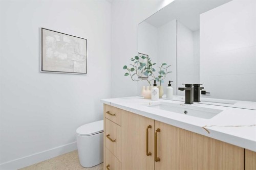 2412 1 Avenue Nw, Calgary, AB - Indoor Photo Showing Bathroom