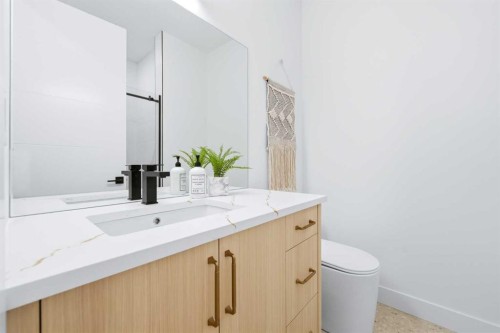 2412 1 Avenue Nw, Calgary, AB - Indoor Photo Showing Bathroom