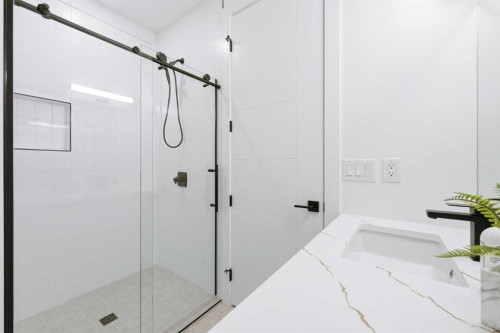 2412 1 Avenue Nw, Calgary, AB - Indoor Photo Showing Bathroom
