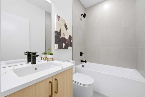 2412 1 Avenue Nw, Calgary, AB - Indoor Photo Showing Bathroom