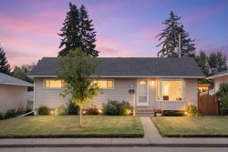 15 Carmangay Crescent NW Calgary, AB T2L 0S8