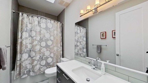 1820 37 Avenue Sw, Calgary, AB - Indoor Photo Showing Bathroom