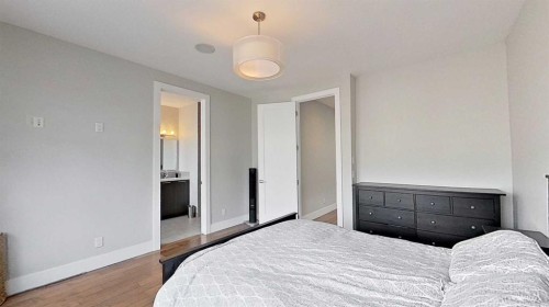 1820 37 Avenue Sw, Calgary, AB - Indoor Photo Showing Bedroom