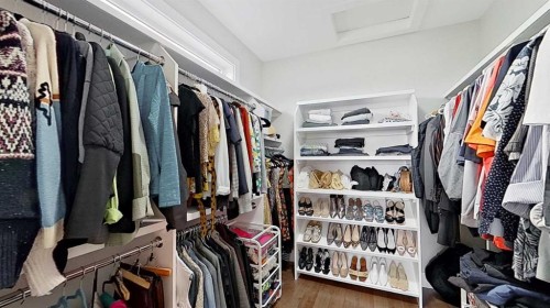 1820 37 Avenue Sw, Calgary, AB - Indoor With Storage