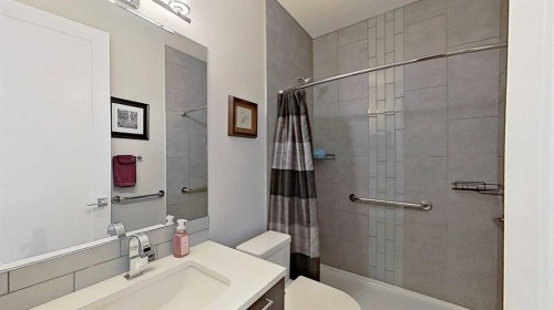 1820 37 Avenue Sw, Calgary, AB - Indoor Photo Showing Bathroom