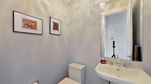 1820 37 Avenue Sw, Calgary, AB - Indoor Photo Showing Bathroom