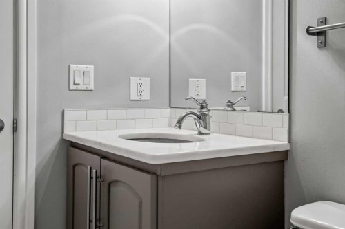 207-2010 35 Avenue Sw, Calgary, AB - Indoor Photo Showing Bathroom