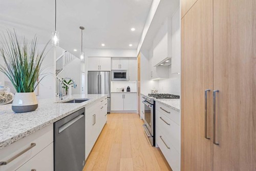 1417 41 Street Sw, Calgary, AB - Indoor Photo Showing Kitchen With Upgraded Kitchen
