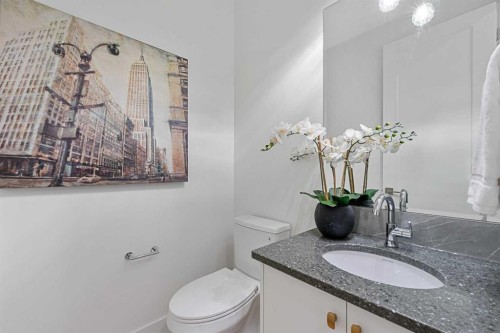 1417 41 Street Sw, Calgary, AB - Indoor Photo Showing Bathroom