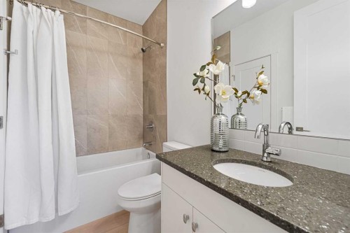 1417 41 Street Sw, Calgary, AB - Indoor Photo Showing Bathroom