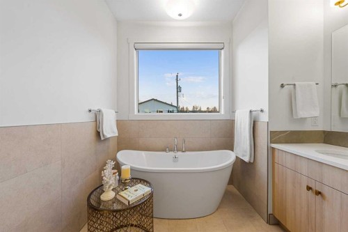 1417 41 Street Sw, Calgary, AB - Indoor Photo Showing Bathroom