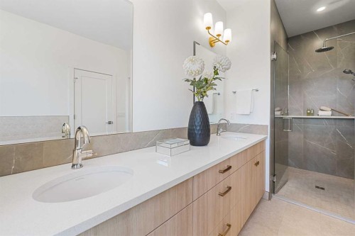 1417 41 Street Sw, Calgary, AB - Indoor Photo Showing Bathroom