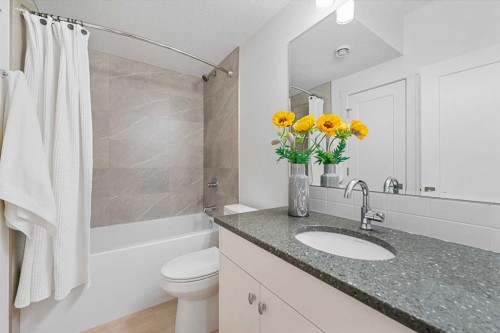 1417 41 Street Sw, Calgary, AB - Indoor Photo Showing Bathroom