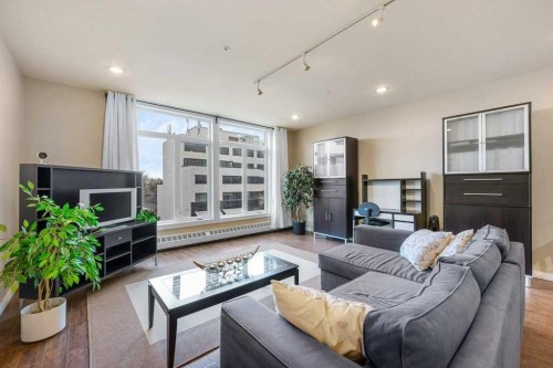 402-103 10 Avenue Nw, Calgary, AB - Indoor Photo Showing Living Room