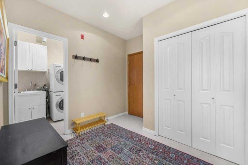 402-103 10 Avenue Nw, Calgary, AB - Indoor Photo Showing Laundry Room