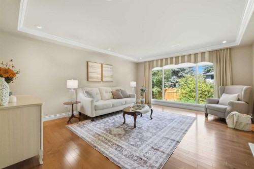 604 Willoughby Crescent Se, Calgary, AB - Indoor Photo Showing Living Room