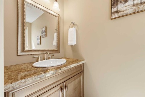 604 Willoughby Crescent Se, Calgary, AB - Indoor Photo Showing Bathroom