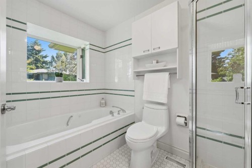 604 Willoughby Crescent Se, Calgary, AB - Indoor Photo Showing Bathroom