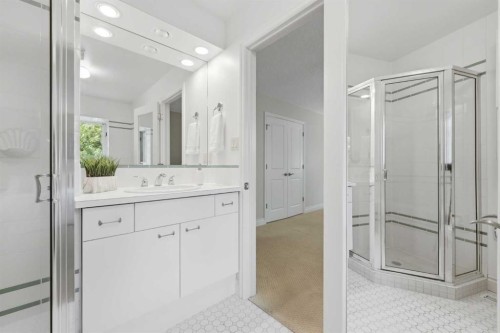 604 Willoughby Crescent Se, Calgary, AB - Indoor Photo Showing Bathroom