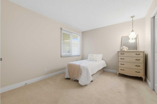 604 Willoughby Crescent Se, Calgary, AB - Indoor Photo Showing Bedroom