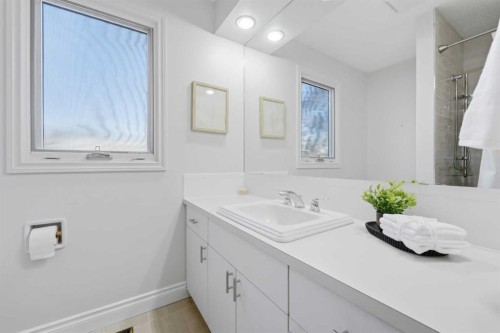 604 Willoughby Crescent Se, Calgary, AB - Indoor Photo Showing Bathroom